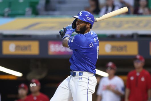 [서울=뉴시스] 프로야구 삼성 라이온즈 르윈 디아즈가 5일 인천 SSG랜더스필드에서 열린 2025 신한 쏠뱅크 KBO리그 SSG 랜더스와의 경기에서 4회 홈런을 쏘아 올리고 있다. (사진=삼성 라이온즈 제공) 2025.08.05. *재판매 및 DB 금지