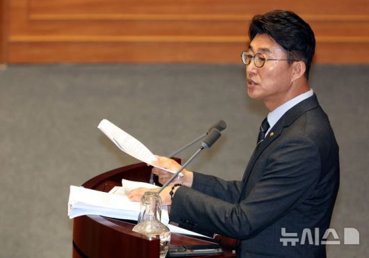 [서울=뉴시스] 조성봉 기자 = 노종면 더불어민주당 의원이 5일 오전 서울 여의도 국회에서 열린 제427회국회(임시회) 제3차 본회의에서 방송3법 찬성 필리버스터(무제한토론)를 하고 있다. 2025.08.05. suncho21@newsis.com