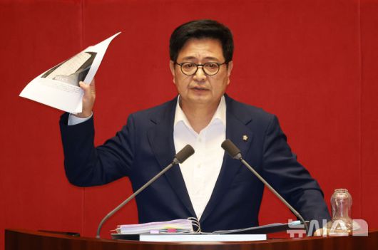 [서울=뉴시스] 고승민 기자 = 5일 서울 여의도 국회에서 열린 제427회 국회(임시회) 제3차 본회의에서 김장겸 국민의힘 의원이 방송문화진흥회법 일부개정법률안(대안) 무제한토론 중 이춘석 법사위원장 관련 토론을 하고 있다. 2025.08.05. kkssmm99@newsis.com