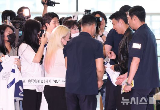 [인천공항=뉴시스] 배훈식 기자 = 토트넘을 떠나 미국 MLS로 이적이 확실시 되는 손흥민이 5일 오후 인천국제공항에서 미국 LA로 출국하며 팬들에게 사인을 해주고 있다. 2025.08.05. dahora83@newsis.com