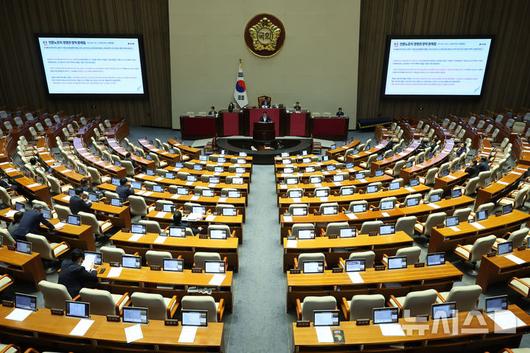 [서울=뉴시스] 고승민 기자 = 김장겸 국민의힘 의원이 5일 서울 여의도 국회에서 열린 제427회 국회(임시회) 제3차 본회의에서 방송문화진흥회법 일부개정법률안(대안) 관련 무제한 토론을 하고 있다. 2025.08.05. kkssmm99@newsis.com