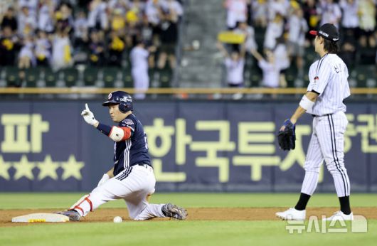 [서울=뉴시스] 김진아 기자 = 5일 서울 송파구 잠실야구장에서 열린 2025 KBO리그 두산 베어스와 LG 트윈스의 경기, 9회초 무사 두산 양의지가 2루타를 친 뒤 2루 진루에 성공하고 있다. 2025.08.05. bluesoda@newsis.com
