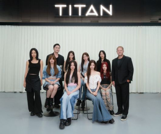 [서울=뉴시스] 앳하트 멤버들과 타이탄 콘텐츠 창업자들. 한세민 의장(COB), 강정아 최고 경영자(CEO), 리아킴 최고 퍼포먼스 책임자 CPO(Chief Performance Officer), 데이즈드 코리아 발행인 겸 업계 비주얼 디렉터 출신 이겸 최고 비주얼 책임자 CVO(Chief Visual Officer). (사진 = 타이탄 콘텐츠 제공) 2025.08.05. photo@newsis.com *재판매 및 DB 금지