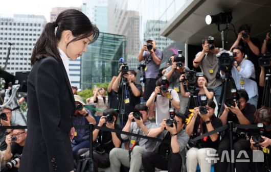 [서울=뉴시스] 이영환 기자 = 도이치모터스 주가조작 연루 의혹 등을 받는 김건희 여사가 6일 오전 서울 종로구 김건희 특검팀(특별검사 민중기)사무실에 피의자 신분으로 소환되고 있다. 2025.08.06. 20hwan@newsis.com