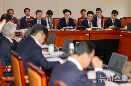 [서울=뉴시스] 김명년 기자 = 김정관 산업통상자원부 장관이 6일 오전 서울 여의도 국회에서 열린 산업통상자원중소벤처기업위원회 전체회의에서 의원 질의에 답하고 있다. 2025.08.06. kmn@newsis.com