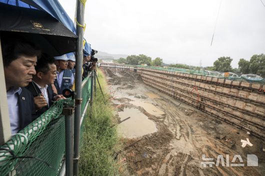 [광명=뉴시스] 정병혁 기자 = 민병덕 더불어민주당 을지로위원회 위원장을 비롯한 소속 의원들이 지난 6일 경기 광명시 포스코이앤씨 광명 고속도로 공사 사고현장을 찾아 현장을 살펴보고 있다. 2025.08.06. jhope@newsis.com