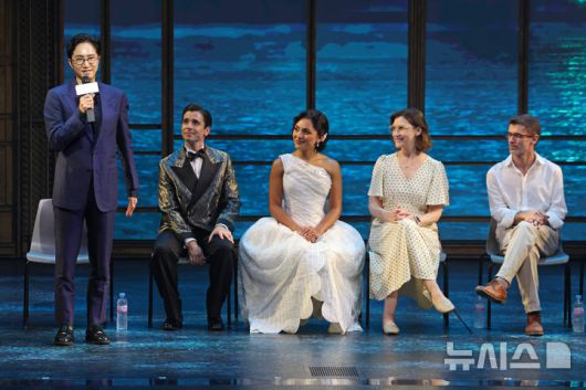 [서울=뉴시스] 박진희 기자 = 뮤지컬 '위대한 개츠비' 프로듀서 신춘수(왼쪽) 프로듀서가 6일 서울 강남구 GS아트센터에서 기자간담회를 하고 있다.  이날 자리에는 케이트 케리건(극본), 제이슨 하울랜드(작곡), 네이선 타이슨(작사), 마크 브루니(연출), 도미니크 켈리(안무)와 배우 메르 도일(개츠비 역), 센젤 아마디(뷰캐넌 역) 등이 참석했다. 2025.08.06. pak7130@newsis.com