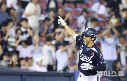 [서울=뉴시스] 황준선 기자 = 6일 서울 송파구 잠실야구장에서 열린 2025 KBO리그 두산 베어스와 LG 트윈스의 경기, 8회 초 2사 1루 상황 두산 김민석이 투런 홈런을 치고 그라운드를 돌고 있다. 2025.08.06. hwang@newsis.com