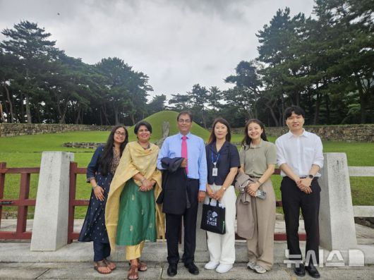 [김해=뉴시스][김해=뉴시스]아밋 크마르 주한인도대사 허왕후릉 방문. (사진=김해시 제공). 2025.08.07. photo@newsis.com