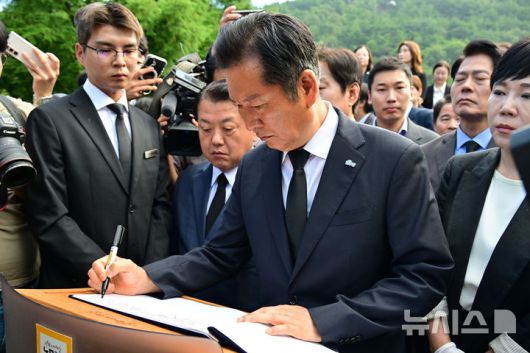 [김해=뉴시스] 차용현 기자 = 7일 오전 더불어민주당 정청래 대표가 경남 김해시 봉화마을 고 노무현 전 대통령 묘역을 찾아 참배한 후 방명록을 작성하고 있다. 2025.08.07.con@newsis.com