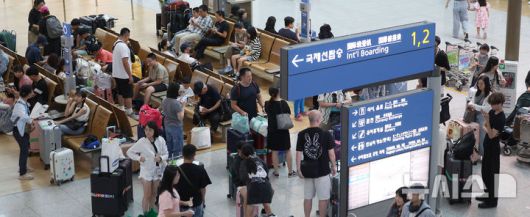 [인천공항=뉴시스] 김선웅 기자 = 다음 달부터 중국인 단체 관광객에 대한 한시적 무비자 입국이 허용된다. 정부는 6일 관광 활성화 미니정책 TF를 열고 오는 9월 29일부터 내년 6월 30일까지 중국 단체관광객 대상 무비자 입국 허용을 결정했다고 밝혔다. 중국도 지난해 11월부터 우리 국민의 무비자 입국을 허용한 바 있으며 우리나라도 중국 국경절 전에 한시적 무비자 정책을 시행하기로 확정했다. 사진은 7일 인천국제공항에서 대기하는 외국인 여행객들의 모습. 2025.08.07. mangusta@newsis.com