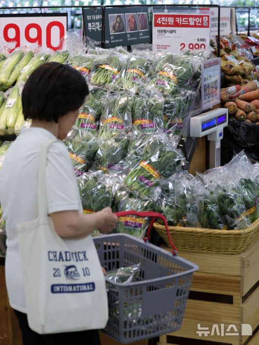 [서울=뉴시스] 홍효식 기자 = 7일 서울 중구 롯데마트 제타플렉스 서울역점에서 시민이 시금치를 살펴보고 있다. 2025.08.07. yesphoto@newsis.com