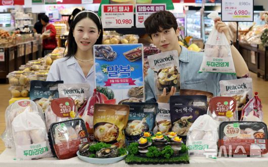 [서울=뉴시스] 홍효식 기자 = 말복을 이틀 앞둔 7일 서울 용산구 이마트 용산점에서 모델들이 수산물 보양식을 비롯한 닭 제품을 선보이고 있다.이마트는 오는 8일부터 13일까지 신세계 포인트 적립시 민물장어와 전복을 각각 50% 할인, 토종닭과 무항생제 두마리 영계 등을 할인 판매한다. 2025.08.07. yesphoto@newsis.com