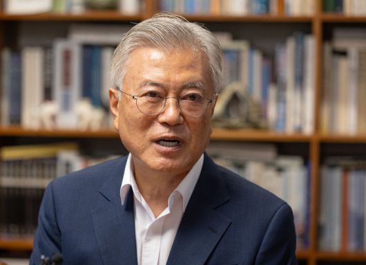 [서울=뉴시스] 문재인 전 대통령이 7일 경남 양산시 평산마을 사저에서 정청래 더불어민주당 대표와 대화하고 있다.(사진=더불어민주당 제공) 2025.08.07. photo@newsis.com *재판매 및 DB 금지