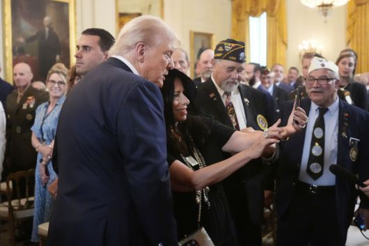 [워싱턴=AP/뉴시스] 도널드 트럼프 미국 대통령이 7일(현지 시간) 백악관 이스트룸에서 열린 '국가 퍼플하트의 날' 관련 행사를 마치고 참석자들과 셀카를 찍고 있다. 트럼프 대통령은 이 자리에서 8월 7일을 '퍼플하트의 날'로 선언하는 선언문에 서명했다. 퍼플하트 훈장은 미국에서 가장 오래된 군사 훈장으로, 1782년 조지 워싱턴 장군이 창설한 ‘공로 훈장'에서 유래하며 현재는 전투 중 부상하거나 사망한 미군 장병에게 수여된다. 2025.08.09.