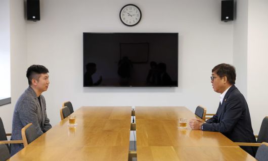 [서울=뉴시스] 최휘영 문화체육관광부 장관(오른쪽)이 8일 국립현대미술관 서울관에서 유승민 대한체육회 회장을 만나 체육계 현안 사항 등에 대해 이야기를 나누고 있다. (사진=문체부 제공) 2025.08.08. *재판매 및 DB 금지