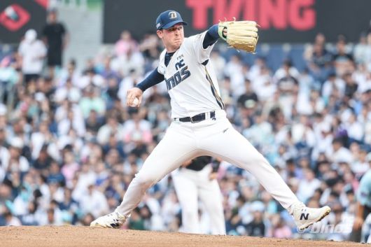 [서울=뉴시스] 프로야구 NC 다이노스 라일리 톰슨이 2일 창원NC파크에서 열린 2025 신한 쏠뱅크 KBO리그 KT 위즈와의 경기에 선발 등판해 공을 던지고 있다. (사진=NC 다이노스 제공) 2025.08.02. *재판매 및 DB 금지