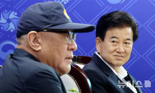 [서울=뉴시스] 추상철 기자 = 정동영 통일부 장관이 8일 오전 서울 종로구 정부서울청사에서 최성룡 전후납북피해자가족연합회 이사장과 면담을 하고 있다. 2025.08.08. scchoo@newsis.com