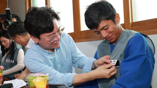 [서울=뉴시스] 김영훈 고용노동부 장관이 지난달 8일 전북 완주군의 외국인 고용 농가를 방문해 간담회에 앞서 외국인 노동자에게 한글 이름표를 붙여주고 있다. (사진=고용노동부 제공) 2025.08.08. photo@newsis.com *재판매 및 DB 금지