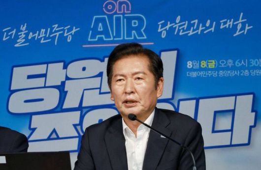 [서울=뉴시스] 고승민 기자 = 정청래 더불어민주당 대표가 8일 서울 여의도 당사에서 '당원이 주인이다' 유튜브 라이브를 하고 있다. (사진=더불어민주당 제공) 2025.08.08. photo@newsis.com *재판매 및 DB 금지