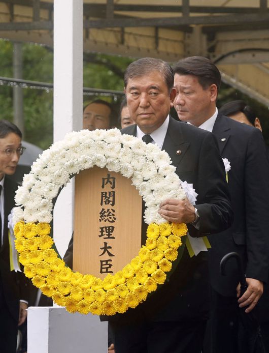 [나가사키=AP·교도/뉴시스]이시바 시게루 일본 총리가 지난 9일 나가사키 평화 공원에서 열린 '나가사키 원자폭탄 희생자 위령·평화기념식'에 참석해 헌화하고 있다. 2025.08.20.