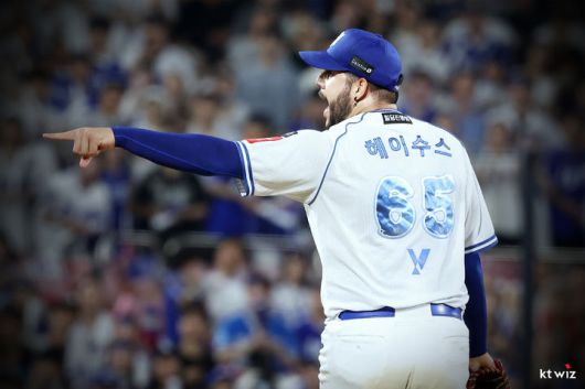 [서울=뉴시스] 프로야구 KT 위즈 엔마누엘 데 헤이수스가 25일 수원 KT위즈파크에서 열린 2025 신한 쏠뱅크 KBO리그 삼성 라이온즈와의 경기에서 아웃카운트를 잡은 뒤 환호하고 있다. (사진=KT 위즈 제공) 2025.07.25. *재판매 및 DB 금지