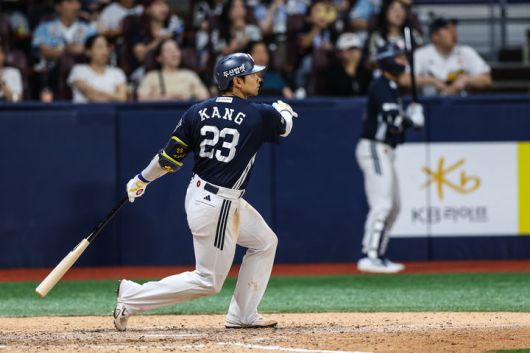 [서울=뉴시스] 프로야구 두산 베어스 강승호가 9일 서울 고척스카이돔에서 열린 2025 신한 쏠뱅크 KBO리그 키움 히어로즈와의 경기 8회 홈런을 치고 있다. (사진=두산 베어스 제공) 2025.08.09. *재판매 및 DB 금지