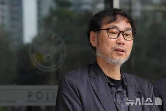 [서울=뉴시스] 홍효식 기자 = 김순환 서민민생대책위원회(서민위) 사무총장이 9일 서울 마포구 서울경찰청 금융범죄수사대에서 이춘석 주식 차명거래 의혹 고발인 조사 출석에 앞서 입장을 밝히고 있다. 2025.08.09. yesphoto@newsis.com