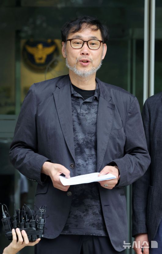 [서울=뉴시스] 홍효식 기자 = 김순환 서민민생대책위원회(서민위) 사무총장이 9일 서울 마포구 서울경찰청 금융범죄수사대에서 이춘석 주식 차명거래 의혹 고발인 조사 출석에 앞서 입장을 밝히고 있다. 2025.08.09. yesphoto@newsis.com