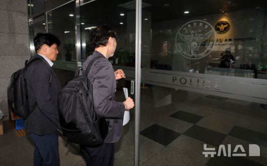 [서울=뉴시스] 홍효식 기자 = 김순환(오른쪽) 서민민생대책위원회(서민위) 사무총장이 9일 서울 마포구 서울경찰청 금융범죄수사대에서 이춘석 주식 차명거래 의혹 고발인 조사에 출석하고 있다. 2025.08.09. yesphoto@newsis.com