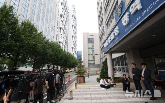 [서울=뉴시스] 홍효식 기자 = 김순환 서민민생대책위원회(서민위) 사무총장이 9일 서울 마포구 서울경찰청 금융범죄수사대에서 이춘석 주식 차명거래 의혹 고발인 조사 출석에 앞서 입장을 밝히고 있다. 오른쪽은 고일영 변호사. 2025.08.09. yesphoto@newsis.com