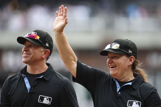 [애틀랜타=AP/뉴시스] 메이저리그(MLB) 정규시즌 경기 최초의 여성 심판 젠 파월이 10일(한국 시간) 미국 조지아주 애틀랜타의 트루이스트 파크에서 벌어진 마이애미 말린스와 애틀랜타 브레이브스의 더블헤더 1차전을 앞두고 관중에게 인사하고 있다. 2025.08.10