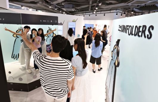 [서울=뉴시스] 삼성전자는 서울 코엑스 전역에서 운영 중인 '더 갤럭시 언폴더스' 체험존의 누적 방문객이 10만명을 돌파했다고 10일 밝혔다.(사진제공=삼성전자). 2025.08.10. photo@newsis.com *재판매 및 DB 금지