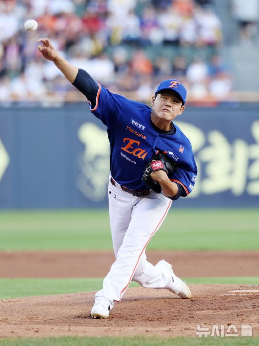 [서울=뉴시스] 조성우 기자 = 10일 오후 서울 송파구 잠실야구장에서 열린 2025 KBO리그 한화 이글스와 LG 트윈스의 경기, 한화 선발투수 문동주가 역투하고 있다. 2025.08.10. xconfind@newsis.com