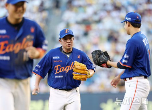 [서울=뉴시스] 조성우 기자 = 10일 오후 서울 송파구 잠실야구장에서 열린 2025 KBO리그 한화 이글스와 LG 트윈스의 경기, 한화 2루수 안치홍이 LG 3회말 공격 2사 후 오스틴의 직선타를 호수비로 잡아낸 후 선발투수 문동주와 하이파이브 하고 있다. 2025.08.10. xconfind@newsis.com