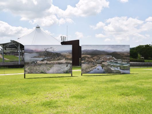 통일촌 마을 수매창고에 걸린 원성원, 〈황금털을 가진 멧돼지〉, 2010. C-프린트, 150×520cm, ? , 원성원 작가 및 아라리오 갤러리 제공 *재판매 및 DB 금지