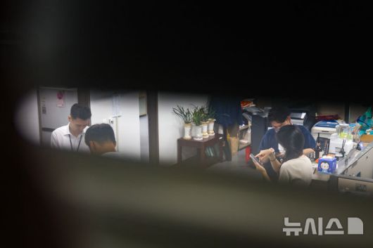 [서울=뉴시스] 김명년 기자 = 11일 오전 서울 여의도 국회 의원회관 이춘석 의원실에서 '주식 차명거래' 의혹 관련 경찰 압수수색이 진행되고 있다. 2025.08.11. kmn@newsis.com