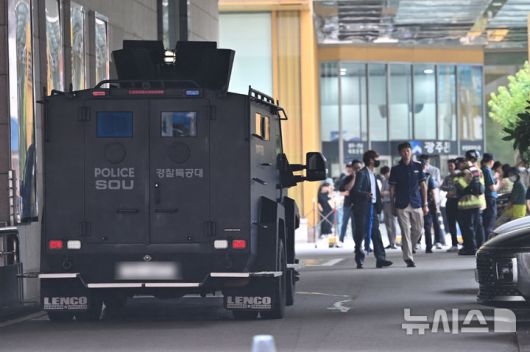 [광주=뉴시스] 이영주 기자 = 11일 오전 경찰이 광주 동구 롯데백화점에서 폭발물 수색에 나서고 있다. 현장에 출동한 경찰은 고객·직원 출입을 전면통제하고 백화점 건물 안팎을 수색하고 있다. 현재까지 폭발물 설치 정황은 확인되지 않았다.2025.08.11. leeyj2578@newsis.com