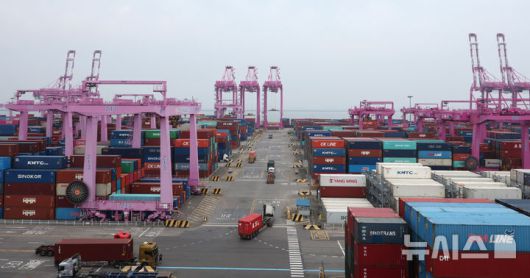 [인천=뉴시스] 전진환 기자 = 11일 관세청에 따르면 이달 1일부터 10일까지 수출 147억 달러, 수입 159억 달러로 전년 동기 대비 수출은 4.3%(6억6000만 달러)가 줄었고 수입은 13.6%(25억 달러 )가 감소했다. 2025.08.11. amin2@newsis.com