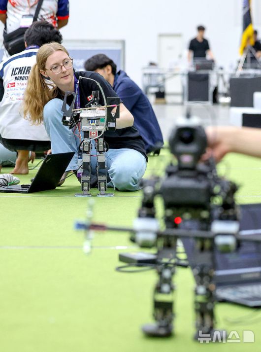[대구=뉴시스] 이무열 기자 = 11일 대구 북구 엑스코에서 열린 ‘제30회 FIRA 로보월드컵 앤 써밋 2025 한국’에 출전한 참가자들이 경기에 앞서 로봇을 점검하고 있다. 올해 30주년을 맞은 ‘FIRA 로보월드컵 앤 써밋’에는 미국, 영국, 독일, 캐나다, 러시아, 중국, 대만, 이란, 브라질 등 전 세계 17개국 900여 명의 로봇 유망주들이 참가해 직접 프로그래밍한 로봇으로 열띤 경쟁을 펼친다. 2025.08.11. lmy@newsis.com