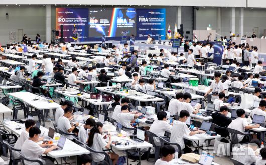 [대구=뉴시스] 이무열 기자 = 11일 대구 북구 엑스코에서 열린 ‘제30회 FIRA 로보월드컵 앤 써밋 2025 한국’과 ‘2025 국제로봇올림피아드 한국대회 본선’에 출전한 참가자들이 경기에 앞서 로봇을 점검하고 있다. 2025.08.11. lmy@newsis.com