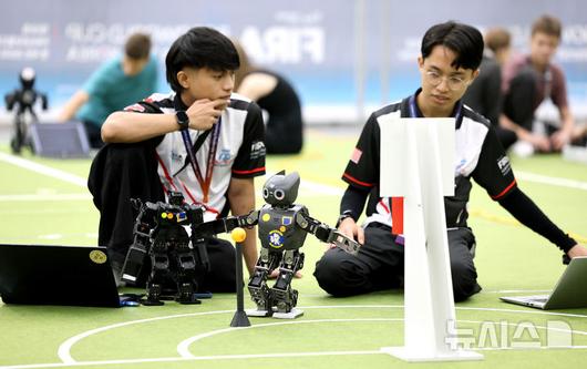 [대구=뉴시스] 이무열 기자 = 11일 대구 북구 엑스코에서 열린 ‘제30회 FIRA 로보월드컵 앤 써밋 2025 한국’에 출전한 참가자들이 경기에 앞서 로봇을 점검하고 있다. 올해 30주년을 맞은 ‘FIRA 로보월드컵 앤 써밋’에는 미국, 영국, 독일, 캐나다, 러시아, 중국, 대만, 이란, 브라질 등 전 세계 17개국 900여 명의 로봇 유망주들이 참가해 직접 프로그래밍한 로봇으로 열띤 경쟁을 펼친다. 2025.08.11. lmy@newsis.com
