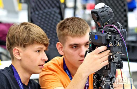 [대구=뉴시스] 이무열 기자 = 11일 대구 북구 엑스코에서 열린 ‘제30회 FIRA 로보월드컵 앤 써밋 2025 한국’에 출전한 참가자들이 경기에 앞서 로봇을 점검하고 있다. 올해 30주년을 맞은 ‘FIRA 로보월드컵 앤 써밋’에는 미국, 영국, 독일, 캐나다, 러시아, 중국, 대만, 이란, 브라질 등 전 세계 17개국 900여 명의 로봇 유망주들이 참가해 직접 프로그래밍한 로봇으로 열띤 경쟁을 펼친다. 2025.08.11. lmy@newsis.com