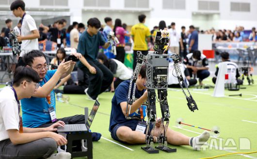 [대구=뉴시스] 이무열 기자 = 11일 대구 북구 엑스코에서 열린 ‘제30회 FIRA 로보월드컵 앤 써밋 2025 한국’에 출전한 참가자들이 경기에 앞서 로봇을 점검하고 있다. 올해 30주년을 맞은 ‘FIRA 로보월드컵 앤 써밋’에는 미국, 영국, 독일, 캐나다, 러시아, 중국, 대만, 이란, 브라질 등 전 세계 17개국 900여 명의 로봇 유망주들이 참가해 직접 프로그래밍한 로봇으로 열띤 경쟁을 펼친다. 2025.08.11. lmy@newsis.com