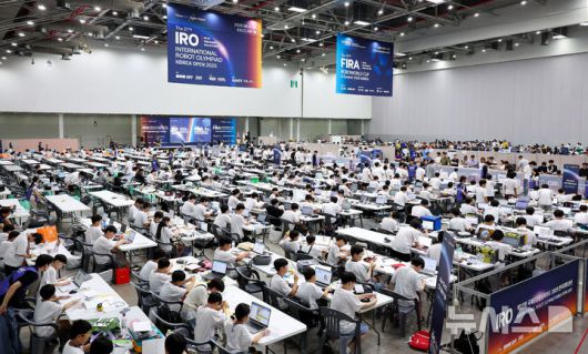 [대구=뉴시스] 이무열 기자 = 11일 대구 북구 엑스코에서 열린 ‘제30회 FIRA 로보월드컵 앤 써밋 2025 한국’과 ‘2025 국제로봇올림피아드 한국대회 본선’에 출전한 참가자들이 경기에 앞서 로봇을 점검하고 있다. 2025.08.11. lmy@newsis.com
