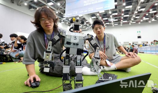 [대구=뉴시스] 이무열 기자 = 11일 대구 북구 엑스코에서 열린 ‘제30회 FIRA 로보월드컵 앤 써밋 2025 한국’에 출전한 참가자들이 경기에 앞서 로봇을 점검하고 있다. 올해 30주년을 맞은 ‘FIRA 로보월드컵 앤 써밋’에는 미국, 영국, 독일, 캐나다, 러시아, 중국, 대만, 이란, 브라질 등 전 세계 17개국 900여 명의 로봇 유망주들이 참가해 직접 프로그래밍한 로봇으로 열띤 경쟁을 펼친다. 2025.08.11. lmy@newsis.com