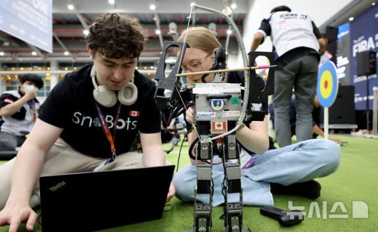 [대구=뉴시스] 이무열 기자 = 11일 대구 북구 엑스코에서 열린 ‘제30회 FIRA 로보월드컵 앤 써밋 2025 한국’에 출전한 참가자들이 경기에 앞서 로봇을 점검하고 있다. 올해 30주년을 맞은 ‘FIRA 로보월드컵 앤 써밋’에는 미국, 영국, 독일, 캐나다, 러시아, 중국, 대만, 이란, 브라질 등 전 세계 17개국 900여 명의 로봇 유망주들이 참가해 직접 프로그래밍한 로봇으로 열띤 경쟁을 펼친다. 2025.08.11. lmy@newsis.com