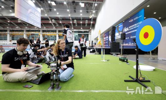 [대구=뉴시스] 이무열 기자 = 11일 대구 북구 엑스코에서 열린 ‘제30회 FIRA 로보월드컵 앤 써밋 2025 한국’에 출전한 참가자들이 경기에 앞서 로봇을 점검하고 있다. 올해 30주년을 맞은 ‘FIRA 로보월드컵 앤 써밋’에는 미국, 영국, 독일, 캐나다, 러시아, 중국, 대만, 이란, 브라질 등 전 세계 17개국 900여 명의 로봇 유망주들이 참가해 직접 프로그래밍한 로봇으로 열띤 경쟁을 펼친다. 2025.08.11. lmy@newsis.com