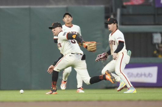 [샌프란시스코=AP/뉴시스] 샌프란시스코 자이언츠의 이정후가 11일(현지 시간) 미 캘리포니아주 샌프란시스코 오라클 파크에서 열린 2025 메이저리그(MLB) 샌디에이고 파드리스와의 경기에 6번 타자 중견수로 선발 출전해 동료들이 5회말 개빈 쉬츠의 안타를 처리하는 모습을 바라보고 있다. 2025.08.12.