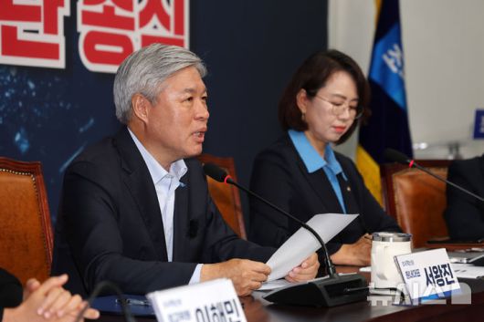 [서울=뉴시스] 김명년 기자 = 서왕진 조국혁신당 원내대표가 12일 오후 서울 여의도 국회에서 열린 의원총회에서 발언하고 있다. 2025.08.12. kmn@newsis.com